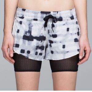Lululemon Hot To Street Short Size 10 In Ghost Weave White Black / Black